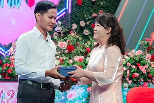 Gặp nàng dược sĩ xinh xắn chưa một lần yêu, chàng trai ra sức 'thả thính'