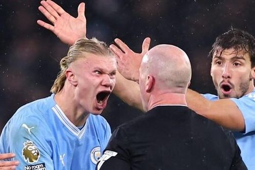 Haaland mất kiểm soát với trọng tài khi Man City hòa đau Tottenham