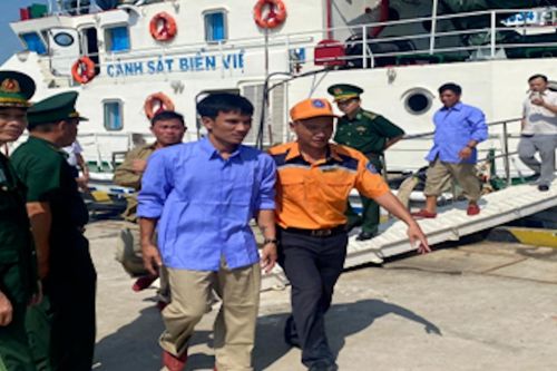 Đưa về bờ an toàn 14 ngư dân gặp nạn trên biển