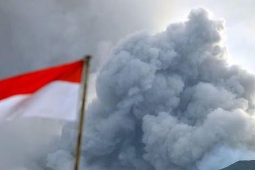 Ít nhất 11 người leo núi thiệt mạng vì núi lửa phun trào ở Indonesia