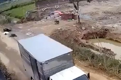 Chở vợ mang bầu va chạm với ô tô tải, người chồng tử vong