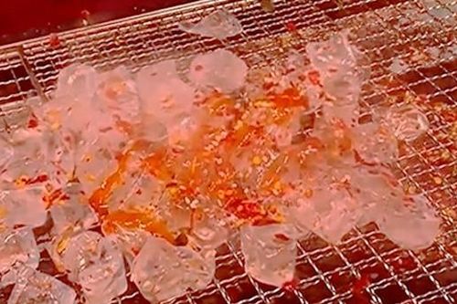 Đá viên nướng - món ăn đường phố đang khuấy đảo cộng đồng mạng Trung Quốc