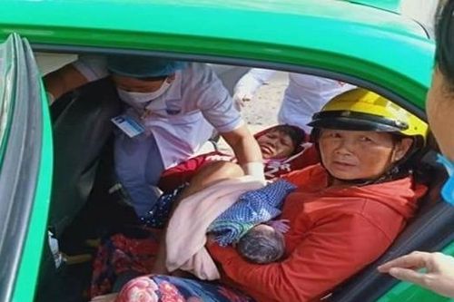 Nam tài xế taxi hỗ trợ đỡ đẻ cho sản phụ ngay trên ô tô