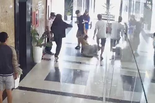 Công an lấy lời khai những người nắm tóc kéo lê, hành hung cô gái ở TP.HCM