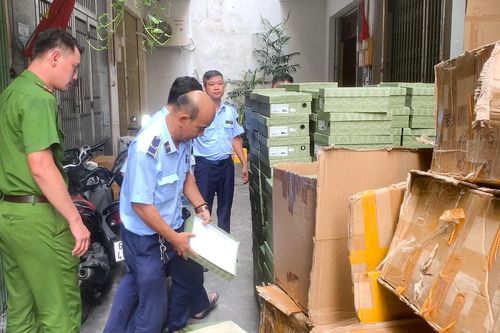 Phát hiện 2 kho hàng lậu trị giá khoảng 2 tỷ đồng tại trung tâm TP.HCM