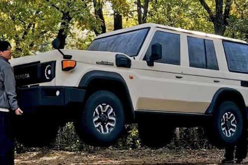Huyền thoại Toyota Land Cruiser 70 Series làm bằng xốp đẹp như xe thật