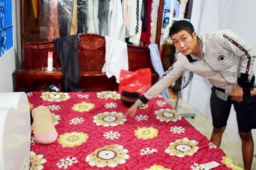 Bắt giữ nam thanh niên ngang nhiên vào đám cưới trộm vàng, điện thoại