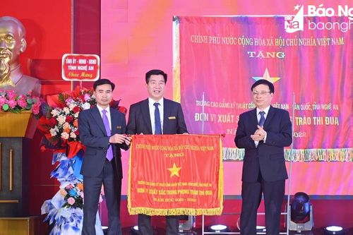 Trường Cao đẳng Kỹ thuật công nghiệp Việt Nam - Hàn Quốc đón nhận Cờ thi đua của Chính phủ