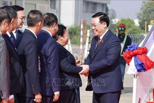 Chủ tịch Quốc hội Vương Đình Huệ đã đến Viêng Chăn, Lào