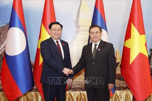 Chủ tịch Quốc hội Vương Đình Huệ hội đàm với Chủ tịch Quốc hội Lào Saysomphone Phomvihane