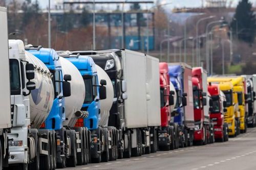 Những chiếc xe tải đầu tiên đi qua cửa khẩu Ukraine-Ba Lan sau các cuộc phong tỏa