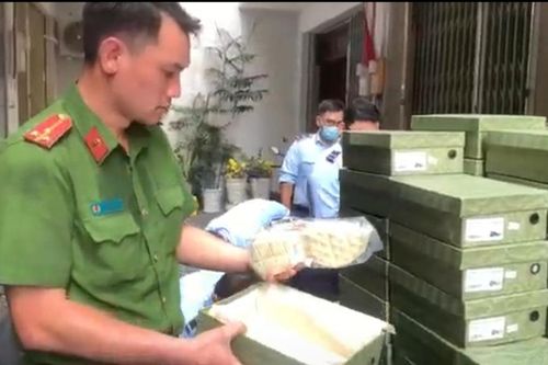 'Đột kích' hai kho hàng lậu trị giá nhiều tỷ đồng