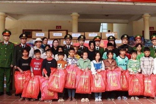 Hơn 3.000 cuốn sách gửi tặng các em bị ảnh hưởng bởi vụ cháy ở Sơn La