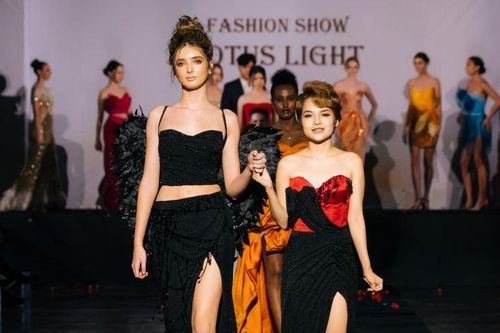 Nhà thiết kế Trần Phương Hoa mang hơn một tấn trang phục và thiết bị từ Việt Nam qua Úc làm show 'Lotus Light'