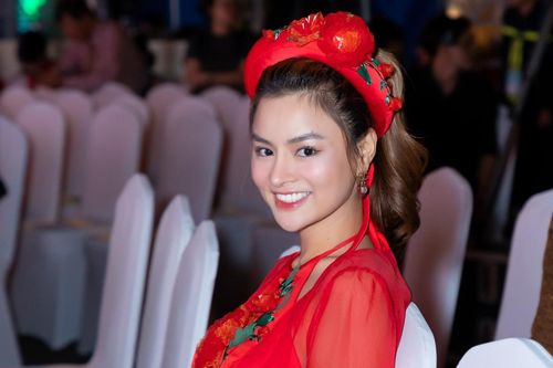 Vũ Thu Phương diện áo dài tứ thân, khoe nhan sắc ngày một thăng hạng