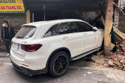 Nữ tài xế điều khiển Mercedes tông sập một phần nhà phố cổ Hà Nội