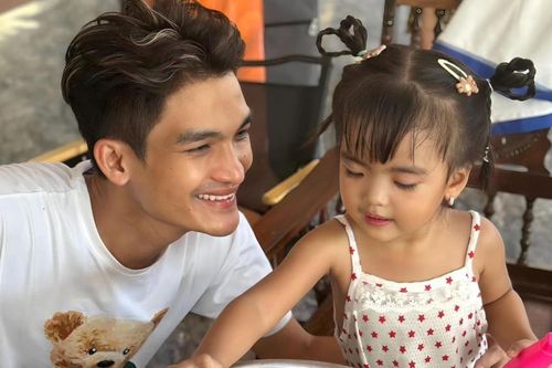Bước sang tuổi mới, con gái Mạc Văn Khoa ngày càng xinh xắn, biết 'làm đỏm'