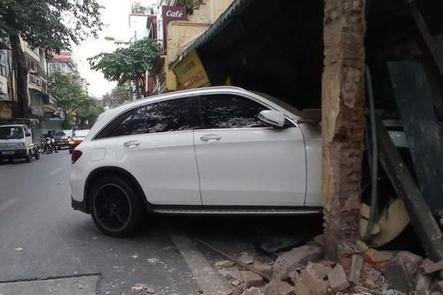 Xe Mercedes tông đổ tường căn nhà cổ bậc nhất Hà Nội, nữ tài xế có hơi men