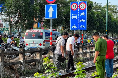 Người đàn ông bỏ xe máy nhảy vào đầu tàu nghi tự tử