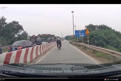Xe biển xanh ngang nhiên chạy ngược chiều trên quốc lộ 38