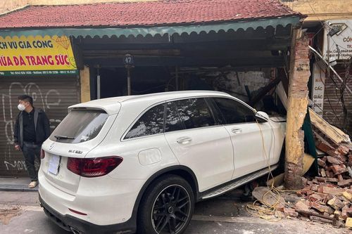 Nữ tài xế lái Mercedes tông đổ tường nhà cổ tại Hà Nội