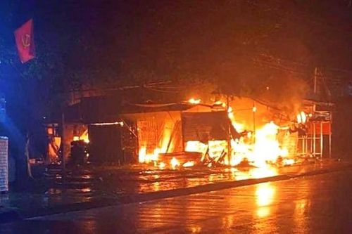 Hà Tĩnh: Cháy lớn trong đêm, ki-ốt kinh doanh vàng mã bị thiêu rụi
