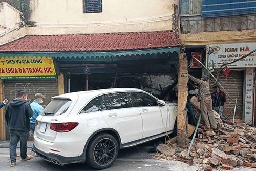 Xe Mercedes đâm vào nhà cổ ở Hà Nội: Nữ tài xế sinh năm 2003 có nồng độ cồn