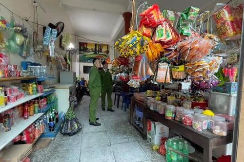 Nghệ An thu giữ lượng lớn bánh kẹo không rõ nguồn gốc quanh khu vực trường học