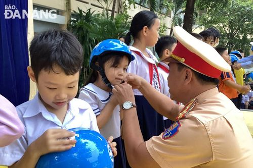 Trao tặng mũ bảo hiểm cho học sinh Trường Tiểu học Lê Lai, quận Ngũ Hành Sơn