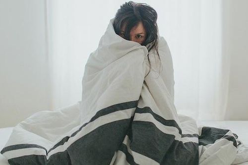 Bác sĩ trả lời: Bị ớn lạnh, đổ mồ hôi về đêm là dấu hiệu của bệnh gì?