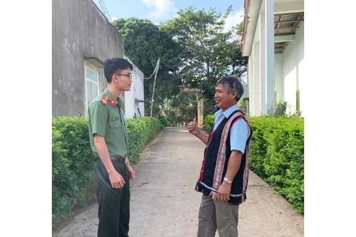 Người có uy tín góp sức giữ bình yên buôn làng