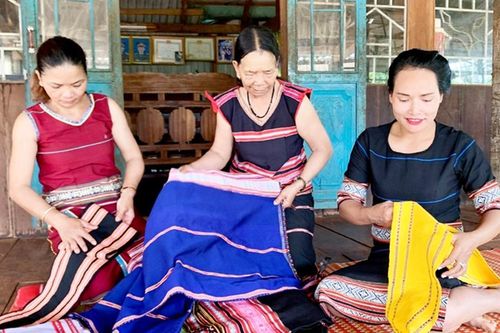 Khai thác di sản văn hóa để phát triển du lịch