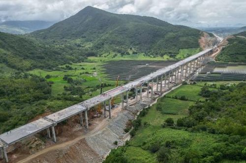Hợp long cầu vượt cao nhất cao tốc Cam Lâm - Vĩnh Hảo