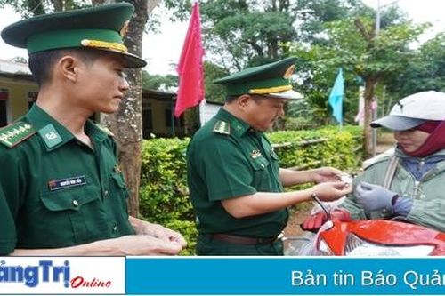 Mô hình 'Móc khóa đường dây nóng' góp phần giữ yên vùng biên