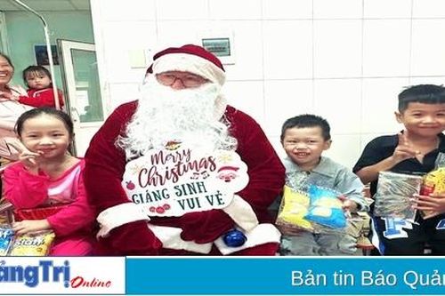 'Ông già Noel' từ Mỹ đến tặng quà cho bệnh nhi tại Bệnh viện Đa khoa tỉnh Quảng Trị