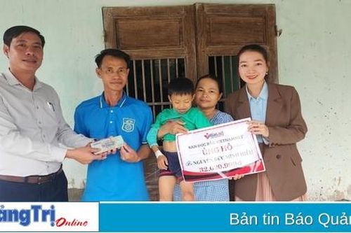Trao 32 triệu đồng cho em Minh Hiếu