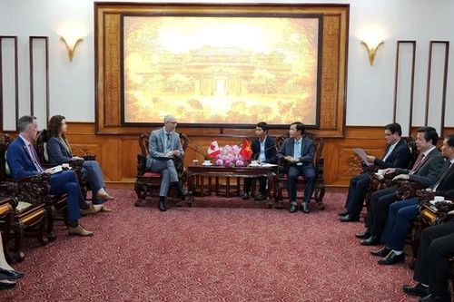 Chủ tịch UBND tỉnh Nguyễn Văn Phương tiếp xã giao Đại sứ Canada tại Việt Nam