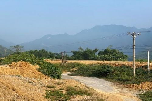 Quan Hóa (Thanh Hóa): Đường dây, cột điện bị hạ thấp bởi đất đá thải