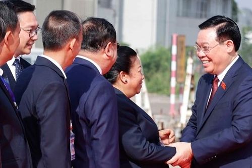 Chủ tịch Quốc hội Vương Đình Huệ đến Vientiane, bắt đầu tham dự Hội nghị cấp cao Quốc hội CLV, thăm và làm việc tại Lào
