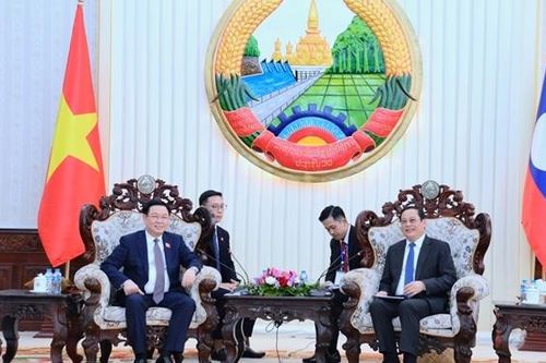 Chủ tịch Quốc hội Vương Đình Huệ hội kiến Thủ tướng Chính phủ Lào Sonexay Siphandone