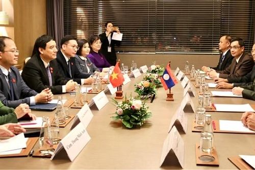 Chủ nhiệm Ủy ban Văn hóa, Giáo dục Nguyễn Đắc Vinh làm việc với Chủ nhiệm Ủy ban Văn hóa - Xã hội Lào