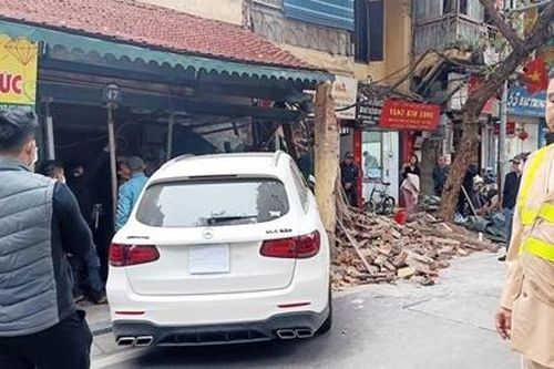 Nữ tài xế lái Mercedes tông đổ tường nhà cổ trên phố Hàng Bạc