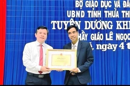 Tặng bằng khen thầy giáo dũng cảm cứu 3 người thoát chết trong lũ