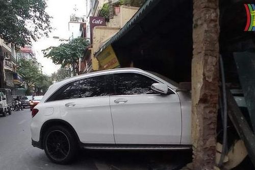 Đang ngủ, người dân bị xe Mercedes đâm thủng cửa