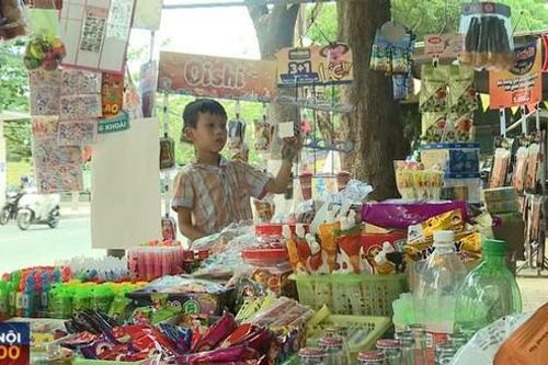 Đồ ăn vặt nguy hại bán ở cổng trường