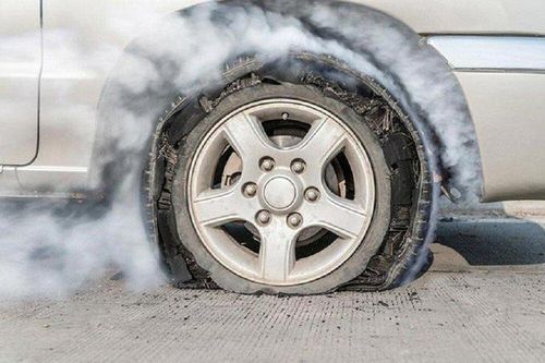 Cách xử lý an toàn khi ô tô bất ngờ nổ lốp