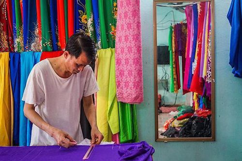 Khám phá ngôi làng đàn ông may áo dài hơn nghìn năm tuổi ở Hà Nội