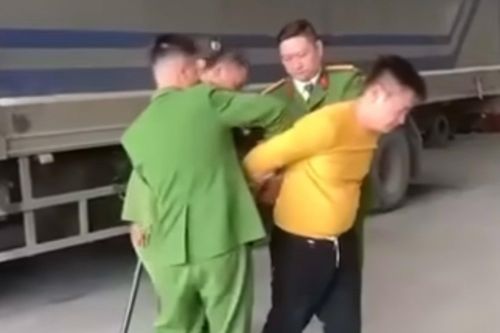 Cảnh sát khống chế kẻ giết người cố thủ trong ô tô ở Sơn La