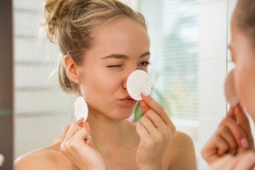 Da mụn có nên dùng dầu tẩy trang?