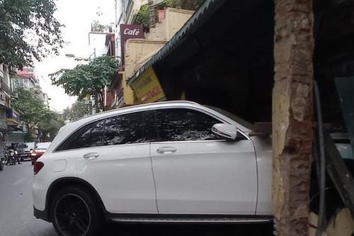 Hà Nội: Xe Mercedes đâm vào nhà dân trên phố Hàng Bạc lúc rạng sáng